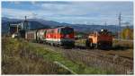 2413 033 fhrt mit dem Sammler 74500 (Obdach-Zeltweg), vorbei an der X631 056 des Oberbaulagers Zeltweg.