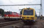 Im ungarischen Bahnhof Frteszentmiklos stehen GySEV Triebwagen  5047.502 und die BB Diesellok 2143.073 am 14.5.1999 nebeneinander.