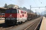 2143 055-8 mit einem Güterzug auf Bahnhof Jenbach am 2-8-2013.