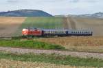 Im Hintergrund die Leiser Berge, im Bildzentrum die 2143.70 mit zwei Schlierenwagen auf der Rückfahrt nach Wien. (20.09.2015)