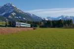 Viel Landschaft, wenig Bahn - Vor dem 1.957 m hohen Rubihorn befindet sich bei Unterthalhofen (Fischen im Allgäu) 2143.18 der SVG mit dem ALX 84163 auf der Fahrt von Oberstdorf nach Immenstadt. In Immenstadt werden die Wagen an den von Lindau kommenden ALX 84143 übergeben und eine Diesellok der Baureihe 223 wird die Wagen gemeinsam zum Ziel nach München ziehen (21.02.2016).