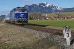 2143.18 der SVG hat eine viertel Stunde zuvor zwei Wagen des von München kommenden Zuges in Immenstadt übernommen und zieht diese als ALX 84158 zum Ziel nach Oberstdorf.