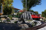 Einen typischen Regionalzug von Zell am See nach Krimml bringt am 5.9.2020 die 2095.11 von Brunn am Berg nach Strauchbach bei der Überfahrt über die Brunnerbrücke.