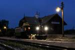 Zur blauen Stunde am Abend eines warmen Sonntages 1990 wartet die U43 der Wildbacher Lokalbahn in Mariapfarr auf die letzte Abfahrt nach Fassl.
Dort wird die Lok ins Heizhaus gestellt und für den nächsten Tag vorbereitet.
Bild vom 15.8.2022