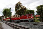 Während die 2095 004 mit einem Schotterzug in Brunn am Berg auf die Abfahrt wartet beschleunigt die Nostalgielok 2095.05 mit ihrem Regionalzug aus dem Bahnhof in Richtung Garting.
Bild vom 21.8.2022