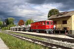 Mit einem voll beladenen Schotterzug vom örtlichen Steinbruch ist die 2095.11 am 9.9.2022 in Trassdorf angekommen.