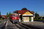Am Nachmittag des 27.10.2022 wartet die 2095.11 mit einem Regionalzug im Bahnhof Trassdorf auf die Kreuzung mit einem Güterzug bevor der Zug gestürzt wird und nach Brunn am Berg