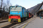 Die D15 der Zillertalbahn erreicht aus Jenbach kommend den Endbahnhof Mayerhofen im Zillertal. (30.12.2022)