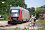 Whrend 5022 060 auf der Fahrt nach Wiener Neustadt in der Haltestelle Wiesen-Sigle hlt, ist die EK fr den Verkehr wieder freigegeben, 12.07.2009.