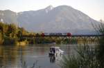 Am Abend des 21.07.2009 berquert ein Triebwagen der Reihe 5022 auf seiner Fahrt von Klagenfurt Hbf nach Wolfsberg die Draubrcke ber dem Vlkermarkter Stausee.