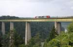 Bei wolkiger Vormittagsstimmung fhrt ein 5022 als R 4526 Richtung Wolfsberg ber die hchste Eisenbahnbrcke sterreichs, die 86m hohe Jauntalbrcke.