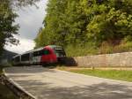 Ein Desiro berquert an der hchsten Stelle der Schneebergbahn (678 Hm.)die B 26 auf der Fahrt von Puchberg am Schneeberg nach Wiener Neustadt, September 2010