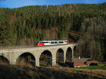 5022.044 mit dem Mittagszug REX 2711 nach Fehring überquert das Ungerbach Viadukt II am 19.12, einem der wärmsten Tagen des Winters im 2014.