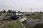 OSEK 5042.14 und 5145.11 fahren am 07.April 2019 als SR 14487 (Wien Praterstern - Strasshof) durch die Haltestelle Helmahof.