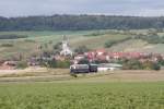 Am Abend zeigte sich endlich die Sonne, als diese Aufnahme vom nach Korneuburg fahrenden Triebwagen 5042.14 vor der Kulisse der Gemeinde Stetten entstanden ist (01.06.2013)