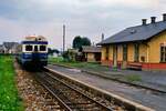 Zug der ÖBB-Baureihe 5046, vorn der Motorwagen 5046.213, auf der ÖBB-Linie Nr.46201 im Bahnhof von Gosdorf. Österreich 1984