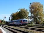 5047 067-3 erreicht im Tandem, und von einer Dohle begleitet als R5972 den Bhf Ried i.I.; 181012