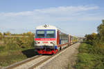 Am 17. Oktober 2019 konnte ich den aus 5047 055 + 5047 002 + 5147 511 + 5147 512 gebildeten Regionalzug 7148 von Sopron nach Wiener Neustadt Hauptbahnhof unmittelbar vor dem überqueren der nur selten wasserführenden Leitha bei Katzelsdorf ablichten. 