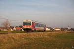 An einem kalten aber schneelosen Dezember-Nachmittag ist der Triebwagen 5047.035 gerade nach Groß Enzesdorf unterwegs. Im Hintergrund der Kirchturm von Bockfließ. (04.12.2019)