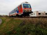 5047 072-3 steuert auf der Hausruckbahn als R3476 seinem nächsten Bedarfshalt Oberbrunn entgegen; 191108