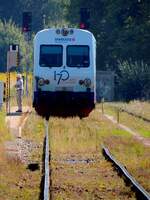 5047 085-5 erreicht als R3467 den Bhf. Ried i.I., aber man möge bei dieser Teleaufnahme fast annehmen, der Triebwagen befindet sich in tiefster Pampa; (Aufnahmeort, Laderampe Schenker; 210910