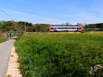 5047 072-3 rollt sozusagen nun über die Bahnüberführung auf der Hausruckbahn als R3477 seinem nächsten Stopp Ried entgegen; 200426