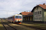 Am 13. November 2010 steht 5047 015 als SZ 16380 im Bahnhof Persenbeug. Der Anlass dieser Fahrt war die Abschiedsfahrt der Donauuferbahn. Der planmäßige Personenverkehr wurde auf dem Abschnitt Emmersdorf an der Donau - Sarminugstein bereits per 4. Oktober 2009 eingestellt, per Fahrplanwechsel am 11. Dezember 2010 wurde der Streckenabschnitt Emmersdorf - Weins - Isperdorf komplett eingestellt und die Gleise weitgehend abgetragen sowie auch zwischen Krems an der Donau und Emmersdorf an der Donau der planmäßige Personenverkehr durch die ÖBB PV AG eingestellt und die Strecke an das Land Niederösterreich übergeben. 