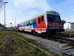 5047 064-0 passiert als R3474 den Kilometerstein 140-3 der Salzkammergutbahn im Bhf.