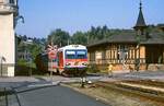 Im Sommer 1991 kommt 5047 035-0 mit einem Regionalzug aus Aigen-Schlägl in Linz-Urfahr an, rechts der Talbahnhof der Pöstlingsbergbahn