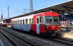 Dieseltriebwagen BR 5047 warten in Wiener Neustadt auf seine Abfahrt. Wiener Neustadt, 18.6.2023