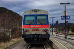 5047 054 steht am 29.3.2023 abgestellt im Bahnhof Weissenbach-Neuhaus