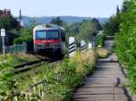 5047 062-4 bei KM142-4 als R3466, im Hintergrund der ~4km entfernte Kirchturm von Neuhofen/Innkr.;080810  