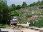 Der 5047 001-2 hat gerade den Schloberg-Tunnel verlassen und hlt in Krze in der Bahnhaltestelle Drnstein-Oberloiben. (17.05.09)