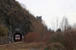 Vor der Ruine Weitenegg fhrt der 5047 015-2 aus dem Weitenegger Tunnel aus.