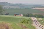 Vor der Kulisse der Leiser Berge fhrt der Triebwagen 5047.01 gerade kurz nach Wetzleinsdorf in Richtung Korneuburg.