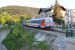 Bei Km 12,1 an der Leobersdorferbahn ist der Bahnhof Berndorf Stadt zu finden, hier fährt gerade 5047 001 1 mit einer leicht sichtbaren  Dieselwolke  ab in Richtung Weissenbach-Neuhaus, Mai 2011