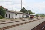 Da der Bahnhof Marchegg zur Zeit umgebaut wird, ist diese Bild mit den lange Zeit das Aussehen österreichischer Bahnhöfe prägenden Erdbahnsteigen auch schon Geschichte.