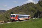 5047 010 hat am 19.04.2015 als R6712 soeben die aufgelassene Haltestelle Rotheau-Eschenau durchfahren und wird in wenigen Minuten den Bahnhof Traisen erreichen.