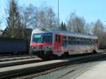 5047 071-5 ist als R5973 unterwegs, und verlsst soeben den Bhf.