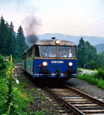 Die landschaftlich sehr schöne ÖBB-Nebenbahn Launsdorf-Hochosterwitz-Hüttenberg wurde u.a. mit Uerdinger Schienenbussen befahren. Züge aus zwei Wagen genügten für die fahrgastschwache Bahn schon.   Ort leider unbekannt.
Datum: 18.07.1986 