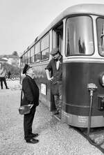 Eine Szene fast wie vor 40 Jahren auf einer ländlichen Nebenbahn.
Der Triebwagenführer und der Schaffner beim kurzen Tratsch bevor die Fahrt wieder losgeht.
So gesehen am 1.4.2024 in Perchtoldsdorf auf der Kaltenleutgebnerbahn.
Danke an alle Beteiligten für das Foto.