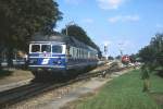 5145 001-3 verläßt Mitte der 1990er Jahre den Bahnhof Laa an der Thaya, im Hintergrund 2050 005-4 vor einem Güterzug