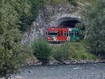 Ein Triebwagenzug der Murtalbahn hat den Ramingstein-Tunnel erreicht.