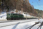 Der aus 16 Wagen,vollbesetzte SZ-14196 von Kelenföld (Ungarn) nach Mürzzuschlag,bespannt mit der 1010.10 fährt am 27.1.18 in den Bhf.Semmering ein.