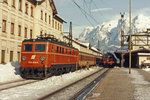 Von diesem Foto gibt es heute bis auf die Berge fast nichts mehr. 1010.005 ist schon längst ausgemustert und 1044.22 gibt es nach dem Unfall am Tauern auch nicht mehr. Der Bhf.Bischofshofen schaut heute auch etwas anders aus. Das Foto ist aus Februar 1986