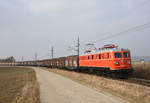 Die 1010.02 bringt am 27.01.2017 einen Stahlleerzug von Krems nach Stadlau. Hier der Zug kurz nach Etsdorf-Straß.