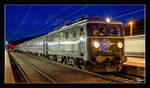 Zu blauen Stunde hält die Nostalgie E-Lok 1010.10 mit einem Sonderzug von Wien nach Lienz im Bahnhof Knittelfeld.