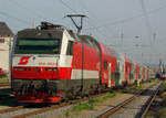 Die 1014 003 wartet am 21. Mai 2009 am Wiener Südbahnhof (Ostseite) mit ihrer DoSto-Garnitur auf weitere Einsätze. Sowohl der Südbahnhof als auch der Einsatz der Baureihe 1014 bei den ÖBB sind seit Ende 2009 Geschichte. 