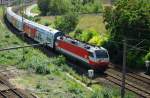 Eine interessante Beobachtung konnten wir dann noch am 24.08.2009 von der Brcke aus machen, die ber den Wiender Zvbf fhrt: 1014 004-4 fhrt mit einer REX Garnitur in Richtung Wien City vorbei.