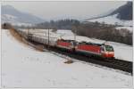 1014 003 und 1014 014 mit dem SPROB 97707 von Leoben nach Unzmarkt, am 9.2.2010 im letzten Licht kurz vor Unzmarkt aufgenommen.